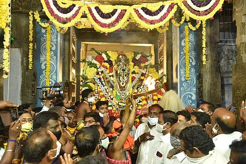 வைகுண்ட ஏகாதசியையொட்டி வெள்ளிக்கிழமை சேலம் கோட்டை பெருமாள் கோயிலில் சொர்க்கவாசல் திறக்கப்பட்டு வழியாக  ஸ்ரீதேவி, பூதேவியுடன் ராஜ அலங்காரத்தில் பக்தர்களுக்கு அருள்பாலித்த அழகிரிநாதர் பெருமாள்.