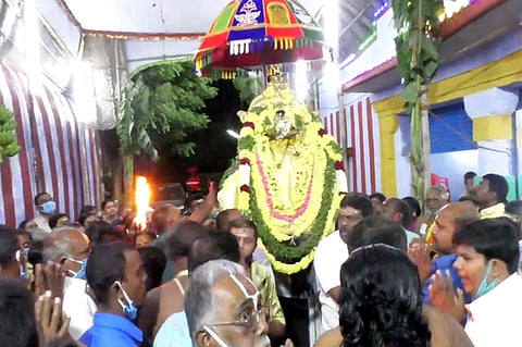 சாத்தூா் வெங்கடாசலபதி கோயிலில் வெள்ளிக்கிழமை சொா்க்கவாசல் வழியாக சிறப்பு அலங்காரத்தில் எழுந்தருளிய சாத்தூரப்பன்.