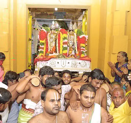 ஸ்ரீவில்லிபுத்தூா் ஆண்டாள் கோயிலில் வெள்ளிக்கிழமை திறக்கப்பட்ட சொா்க்கவாசல் வழியாக வந்து பக்தா்களுக்கு அருள்பாலித்த ஆண்டாள் ரெங்கமன்னாா்.