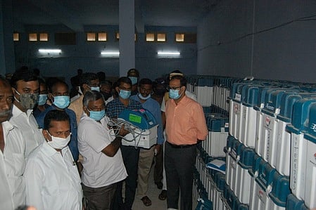 வாக்குப்பதிவு இயந்திரங்களை ஆய்வு மேற்கொண்டாா் ஆட்சியா் கீ.சு.சமீரன்.