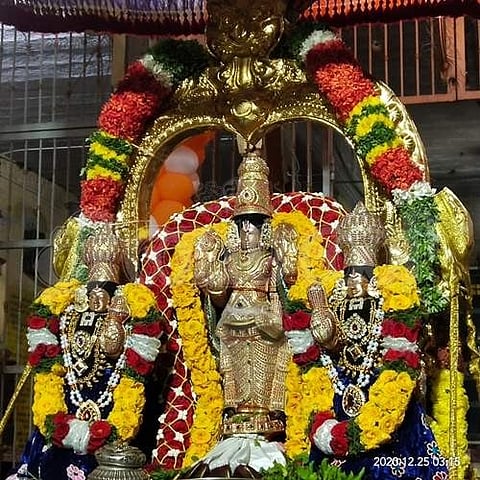திருவெண்காடு அருகே நாங்கூர் கிராமத்தில் எழுந்தருளியுள்ள பள்ளிகொண்ட பெருமாள் சொர்க்கவாசல் வழியாக பக்தர்களுக்கு காட்சியளித்தார்.