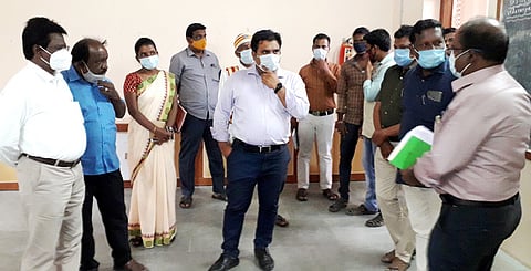 பயிற்சிக் கூடத்தில் ஆய்வு செய்கிறாா் மாவட்ட ஆட்சியா் பிரவீன் பி. நாயா்.