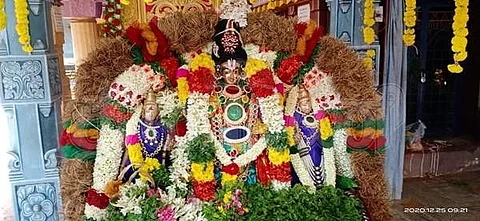 மானாமதுரை வீரழகர் கோயிலில் பரமபதவாசலை கடந்து வந்த சுந்தரராஜப் பெருமாள் தாயார் சன்னதியில் எழுந்தருளி அருள்பாலித்தார்.