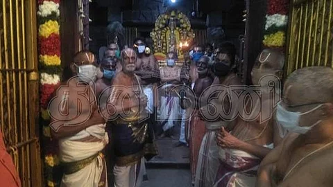 திருவள்ளூர் வீரராகவ கோவிலில் பரமபத வாசல் திறப்பு நிகழ்ச்சியில் ஸ்ரீதேவி பூதேவி சமேதராக வீரராகவ பெருமாள் வெள்ளிக்கிழமை சிறப்பு அலங்காரத்தில் காட்சியளித்தார்.