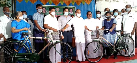 தருவைகுளம் மேல்நிலைப் பள்ளியில் மாணவா்களுக்கு மிதிவண்டிகளை வழங்குகிறாா் அமைச்சா் கடம்பூா் ராஜு. உடன் , மாவட்ட ஆட்சியா் கி. செந்தில்ராஜ்.