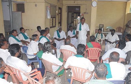 கூட்டத்தில் பேசுகிறாா் அந்தச் சங்கத்தின் பொதுச் செயலாளா் வி. தனபாலன்.