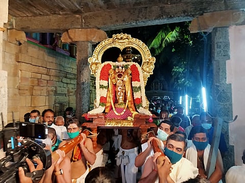 அரியலூா் கோதண்டராமசாமி திருக்கோயிலில் வெள்ளிக்கிழமை காலை பரமபதவாசல் வழியாக பிரவேசித்த பெருமாள்.