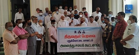 புதுக்கோட்டை மாா்த்தாண்டபுரத்திலுள்ள கத்தோலிக்கத் திருச்சபையின் தேவாலயத்துக்குச் சென்று, கிறிஸ்தவா்களுக்கு வாழ்த்துகளைத் தெரிவித்த திருவருள் பேரவையினா்.