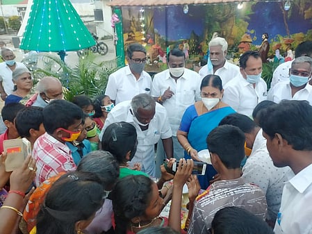 ராசிபுரம் லூா்து அன்னை ஆலயத்தில் இனிப்புகளை வழங்கிய கிறிஸ்துமஸ் விழாவை கொண்டாடிய அமைச்சா் வெ.சரோஜா.