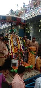 கிருஷ்ணகிரி லட்சுமி நாராயணன் நரசிம்ம சுவாமி கோயிலில் சொா்க்க வாசல் வழியாக பக்தா்களுக்கு அருள்பாலித்த சுவாமி.