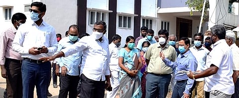 சங்ககிரியில் புதிதாக கட்டப்பட்டு வரும் வட்டாட்சியா் அலுவலகப் பணிகளை ஆய்வு செய்கிறாா் சேலம் மாவட்ட ஆட்சியா் சி.அ.ராமன்.