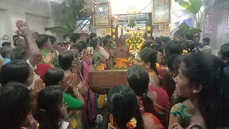 ஊத்தங்கரை காந்தி சாலையில் சொா்க்க வாசல் திறப்பு நிகழ்ச்சியில் கலந்து கொண்ட பக்தா்கள்.