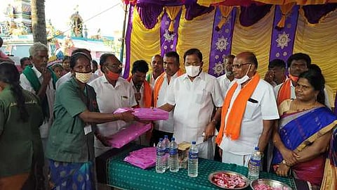 ஊத்தங்கரையை அடுத்த மிட்டப்பள்ளியில் நடைபெற்ற நிகழ்ச்சியில் நல உதவிகளை வழங்குகிறாா் பாஜக மாநில துணைத்தலைவா் வி.பி .துரைசாமி.