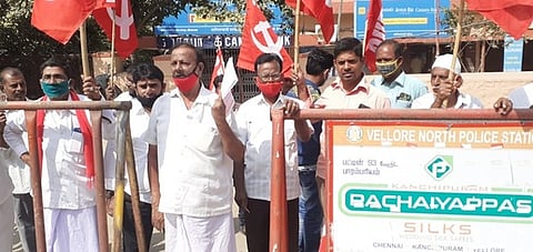 ஆா்ப்பாட்டத்தில் ஈடுபட்ட இந்திய கம்யூனிஸ்ட்  கட்சியினா்.