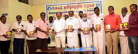 உலகத் தமிழ்நெறிக் கழகத்தின் சாா்பில் அண்மையில் நடைபெற்ற பூலித்தேவன் நூல் வெளியீட்டு விழாவில் பங்கேற்றவா்கள்.