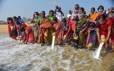 சுனாமி பேரழிவின் 16வது ஆண்டு நினைவு தினத்தையொட்டி, உயிரிழந்தார்கள் நினைவாக சென்னை பட்டினப்பாக்கத்தில், கடலில் பால் ஊற்றி, மலர்கள் தூவி அஞ்சலி செலுத்திய பெண்கள்.