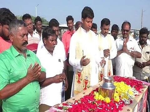 சுனாமி தினத்தை முன்னிட்டு மீனவர்கள் கடலில் மலர் தூவி அஞ்சலி செலுத்தினர். ​