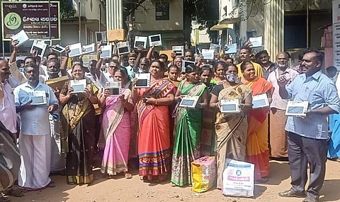 உத்தமபாளையத்தில் நியாயவிலைக்கடை பணியாளர்கள் போராட்டம்