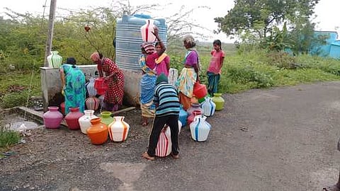 அருப்புக்கோட்டை அருகே மீனாட்சிபுரம் கிராமத்தில் தாமிரவருணித் திட்ட குடிநீா் விநியோகம் நிறுத்தப்பட்டதால் ஆழ்துளைக்கிணற்று நீரைப்பயன்படுத்தும் கிராமத்தினா்.