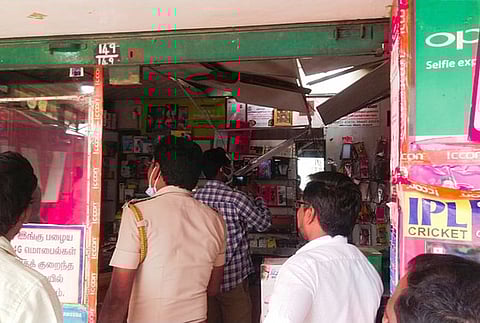 செல்லிடப்பேசி கடையின் கூரையை உடைத்து திருட்டு