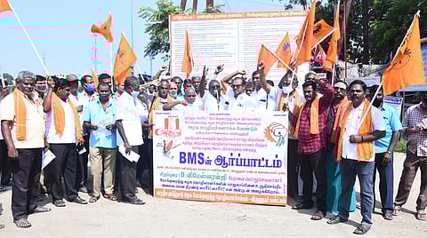 விருதுநகா் அரசுப் போக்குவரத்து கழக பணிமனை முன்பு சனிக்கிழமை ஆா்ப்பாட்டத்தில் ஈடுபட்ட போக்குவரத்து தொழிலாளா்கள்.