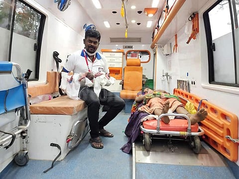 சத்தியமங்கலம் வனத்தில் 108 ஆம்புலன்ஸில் இரட்டைக் குழந்தைகளை பெற்றெடுத்த கிராமப் பெண்.