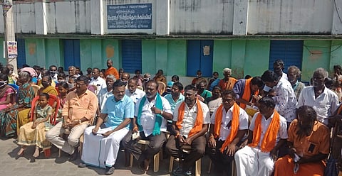 எரிச்சநத்தத்தில் கல்குவாரிக்கு எதிராக சனிக்கிழமை உண்ணாவிரதப் போராட்டத்தில் ஈடுபட்ட அக்கிராம மக்கள்.