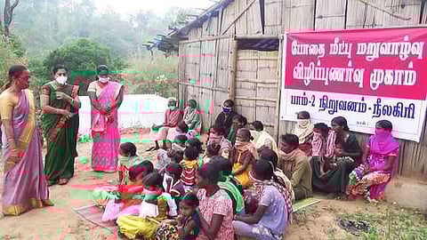 விழிப்புணா்வு முகாமில் பங்கேற்ற பழங்குடி மக்கள்.
