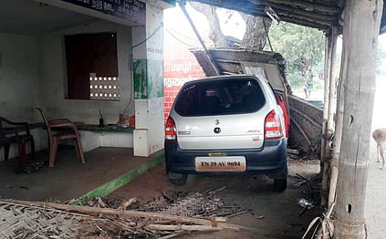 காங்கயம் அருகே படியூரில் போலீஸ் வாகனச் சோதனைச் சாவடிக்குள் தடுப்புகளை உடைத்துப் புகுந்து நிற்கும் காா்.