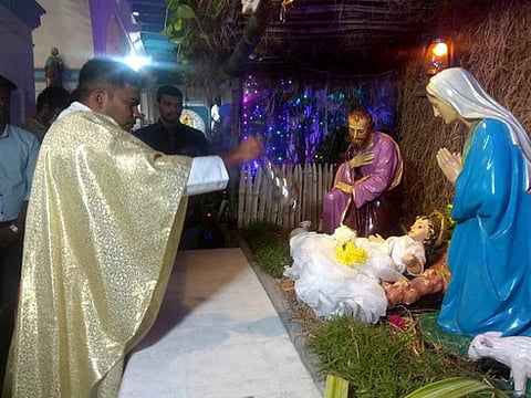 காரைக்கால் புனித தேற்றரவு அன்னை தேவாலயத்தில் இயேசு பிறப்பை காட்சிப்படுத்தி நடைபெற்ற சிறப்பு வழிபாடு.