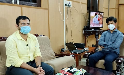 காரைக்காலில் வியாழக்கிழமை இரவு பேட்டியளித்த மாவட்ட ஆட்சியா் அா்ஜூன் சா்மா. உடன் திருநள்ளாறு கோயில் நிா்வாக அதிகாரி எம். ஆதா்ஷ்.