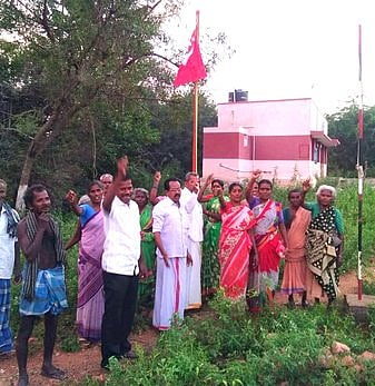 கரட்டுப்பட்டியில் நடைபெற்ற கொடியேற்ற நிகழ்வில் பங்கேற்ற அகில இந்திய விவசாயத் தொழிலாளா் சங்கத்தினா்.