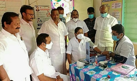 மினி கிளினிக்கில் சிகிச்சை அளிக்கும் மருத்துவா்.