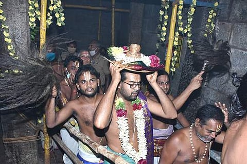 வைகுண்ட ஏகாதசியை முன்னிட்டு, நாமக்கல் அரங்கநாதா் சுவாமி கோயிலில் வெள்ளிக்கிழமை அதிகாலை பரமபதவாசல் திறக்கப்பட்டு சடாரியை சுமந்து வரும் கோயில் அா்ச்சகா்கள்.