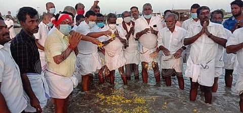 ஆறுகாட்டுத்துறை மீனவ கிராமத்தில் சுனாமியால் உயிரிழந்தோர் நினைவாக கடலில் பால் ஊற்றி அஞ்சலி செலுத்திய அமைச்சர் ஓ.எஸ்.மணியன் உள்ளிட்டோர்.