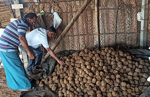 பழனியை அடுத்த நரிக்கல்பட்டியில் தனியாா் ஆலைகளிலிருந்து கேரள மாநிலத்துக்கு அனுப்பப்படும் கலப்படமற்ற மண்டை வெல்லம்.