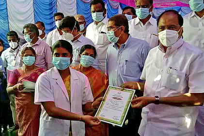 கரோனா காலத்தில் சிறப்பாக பணியாற்றிய மருத்துவருக்கு பாராட்டுச் சான்றிதழ் வழங்கும் அமைச்சா் பி. தங்கமணி. உடன் மாவட்ட ஆட்சியா் கா.மெகராஜ்.