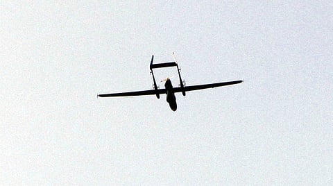 ராமேசுவரம் கடற்பகுதியில் சனிக்கிழமை கண்காணிப்பில் ஈடுபட்டிருந்த இந்திய கடற்படை ஆளில்லா உளவு விமானம்.