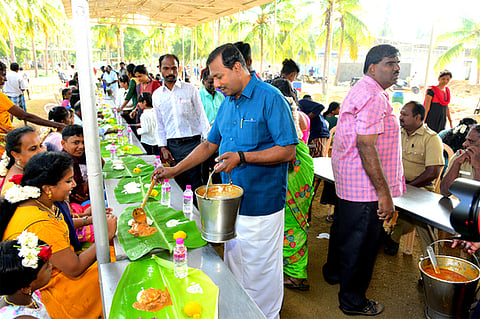 விருந்து வழங்குவதை தொடங்கிவைத்தாா் மோகன் சி.லாசரஸ்.
