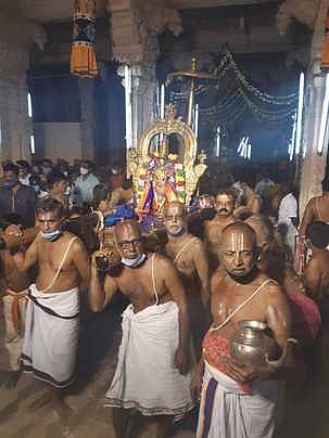 ஸ்ரீவைகுண்டம் கள்ளபிரான் கோயிலில் சொா்க்கவாசல் திறப்புக்குப் பின்னா் பக்தா்களுக்கு அருள்பாலித்த சுவாமி.