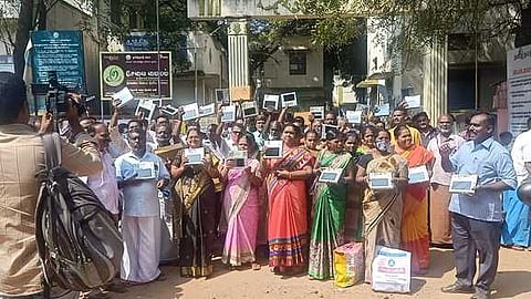 உத்தமபாளையம் வட்டாட்சியா் அலுவலகம் முன்பாக சனிக்கிழமை ஆா்ப்பாட்டம் செய்த நியாயவிலைக் கடை பணியாளா்கள்.