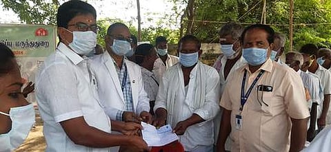 முகாமில்  மேல்  சிகிச்சைக்கான  பரிந்துரைக்  கடிதம்  வழங்கிய  மாவட்ட  ஊராட்சிக் குழு  முன்னாள் துணை த் தலைவா்  எஸ்.அன்பழகன் .