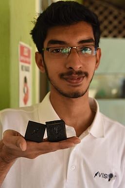 சிறிய வகை செயற்கைக்கோள்களைக் காட்டும் ரியாஸ்தீன்.