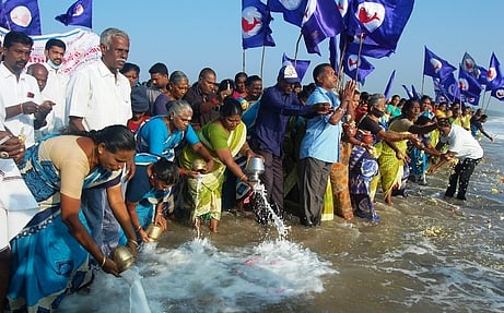 சுனாமி தாக்குதலின் 16-ஆம் ஆண்டு நினைவு தினத்தையொட்டி, கடலூா் துறைமுகத்தில் சனிக்கிழமை கடலில் பால் ஊற்றியும், மலா் தூவியும் அஞ்சலி செலுத்திய மீனவ மக்கள், தமிழ்நாடு மீனவா் பேரவையினா்.