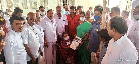 இளம்பிள்ளையில் நடைபெற்ற விழாவில் பயனாளிகளுக்கு இலவச வீட்டுமனைப் பட்டா வழங்கிய வீரபாண்டி எம்.எல்.ஏ. பி.மனோன்மணி.