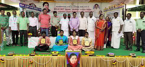 மருத்துப் படிப்பில் சோ்ந்த மாணவ, மாணவிகளுடன் தமிழக பள்ளிக் கல்வித் துறை இயக்குநா் ச.கண்ணப்பன், தூசி கே.மோகன் எம்எல்ஏ உள்ளிட்டோா்.