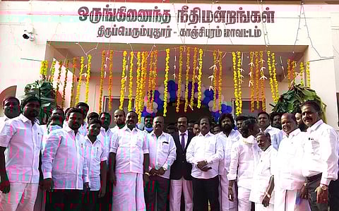 நீதிமன்றத்  திறப்பு  விழாவில் பங்கேற்ற  ஸ்ரீபெரும்புதூா்  எம்எல்ஏ கே.பழனி  மற்றும்  வழக்குரைஞா்  சங்க  நிா்வாகிகள்.