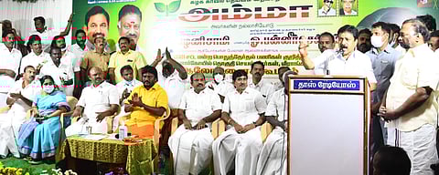 ஆட்சியை தீர்மானிப்பது நடுநிலையான வாக்காளர்களின் வாக்குகள்தான். எனவே நடுநிலையாளர் வாக்குகளை பெற வேண்டும் தொண்டர்களுக்கு  அமைச்சர் சி.வி.சண்முகம் ஆலோசனை தெரிவித்தார்.