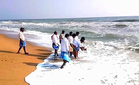 பழவேற்காடு கடலில் பாலை ஊற்றி அஞ்சலி செலுத்திய கிராம மக்கள்.