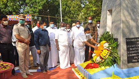 நாகையில் 16 ஆம் ஆண்டு சுனாமி நினைவு நாள்: அமைதிப் பேரணியில் திரளானோா் பங்கேற்பு